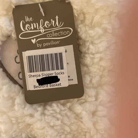 NWT Pavilion Gift Co. - The Comfort Collection cream color sherpa slippers, OS - Picture 3 of 7